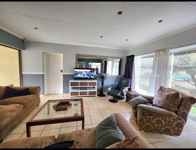 4 BEDROOM HOUSE FOR SALE IN BONAERO PARK